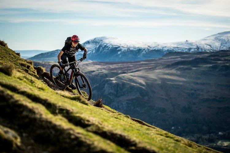 Steffi Marth auf einer Mountainbiking-Tour in den Bergen.