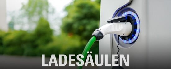 Graue Elektromobilität Ladesäule mit angeschlossenem grünen Kabel