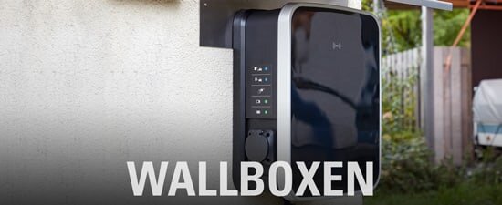 Schwarze Eektromobilität Wallbox an der Wand