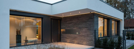 LED-Flexplatine QualityFlex. im Innenbereich und Außenbereich eines Hauses  | © Brumberg