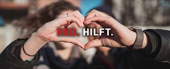 Zwei Personen machen zusammen ein Handherz. Im Herz steht "RED. HILFT."