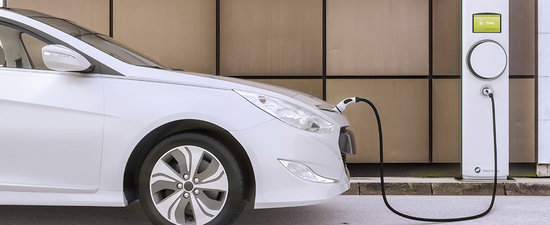 Elektroauto lädt an einer modernen E-Mobility Ladesäule  | © AdobeStock_220486025