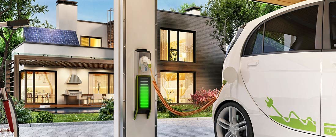 Elektroauto beim Ladevorgang im Smart Home mit intelligenter Wallbox | © AdobeStock_269963956