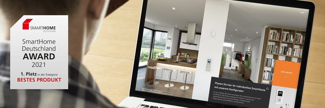 Person am Laptop. Dort ist der Lebensräume (Smart Home) Konfigurator geöffnet. Siegel "Smart Home Award 2021" ist auf dem Bild