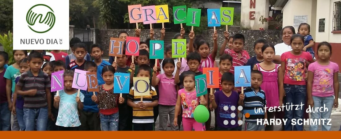 Kinder aus Guatemalas halten Botschaft hoch: "Gracias Hope Nuevo Dia"