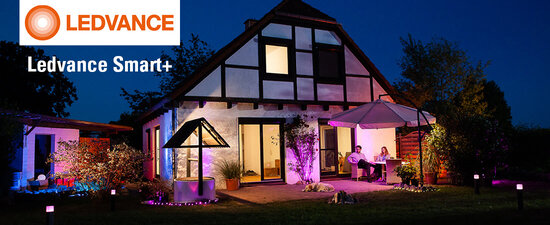 Haus bei Nacht beleuchtet mit LEDVANCE SMART+