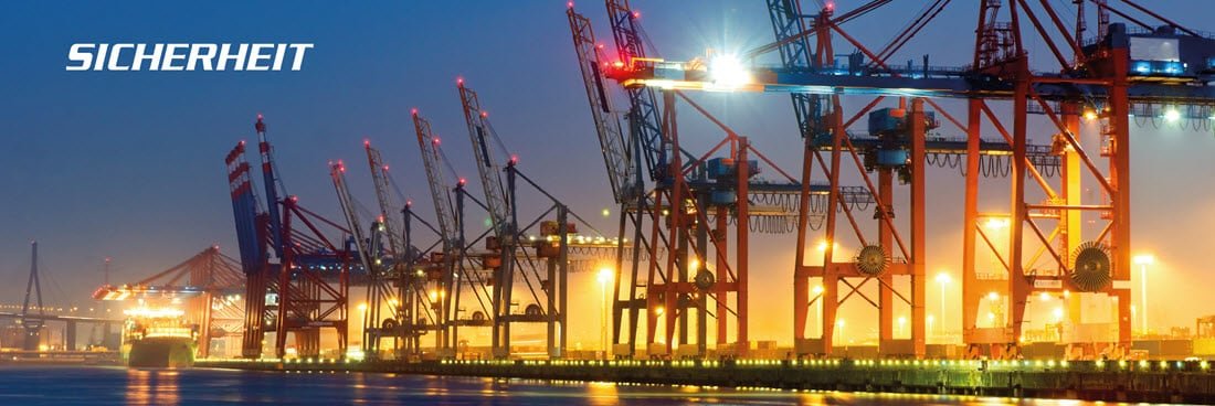 Hafen mit Container-Brücken mit gelbem Licht beleuchtet. | © SCHUCH