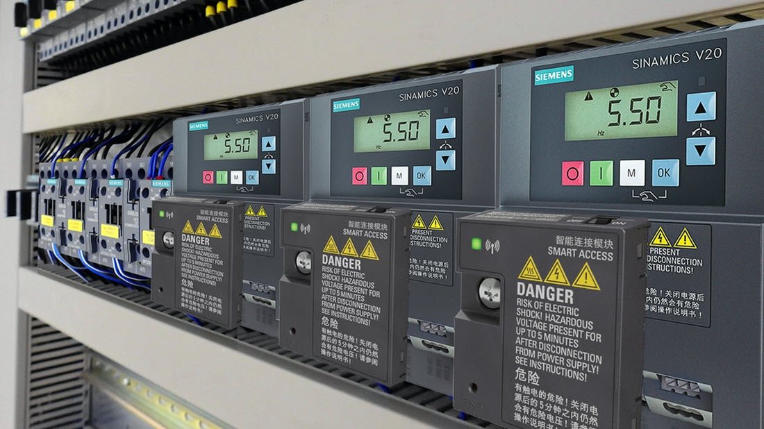 Abbildung von Niederspannungsfrequenzumrichtern SINAMICS V20 im Schaltschrank.  | © Siemens AG 2019. Alle Rechte vorbehalten.