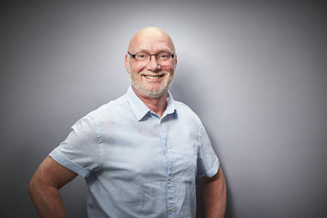 Foto von Hörg Hesel mit Oberkörper und hellblauen Hemd