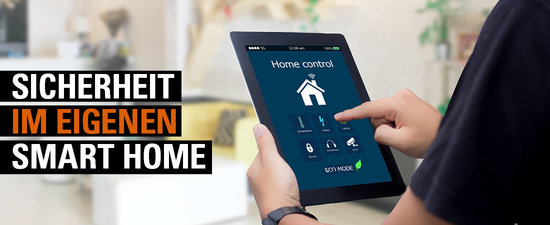 Auf einem Tablet stellt eine Person die Smart Home-Sicherheitsfunktionen in einer App ein.