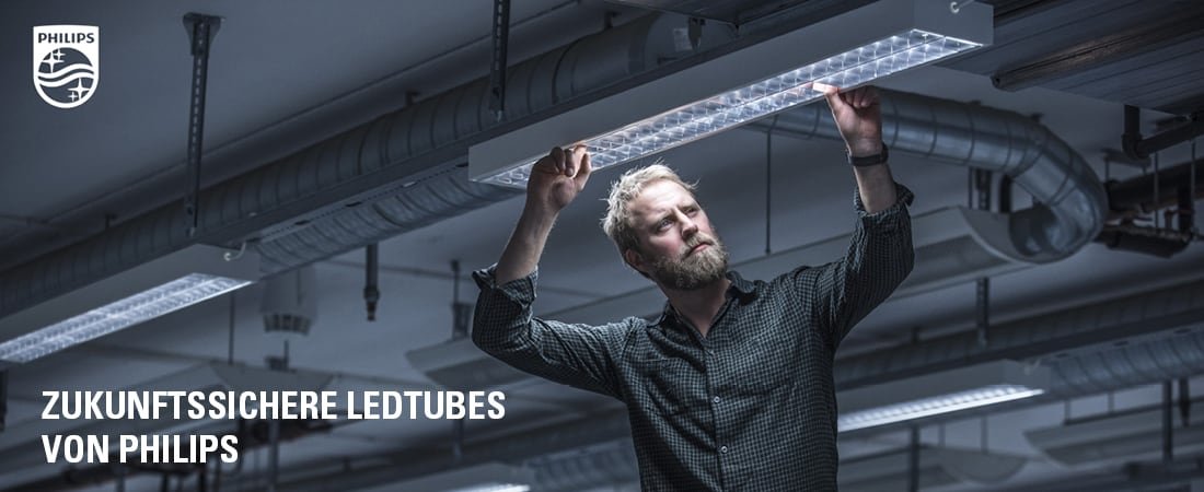 Elektroinstallateur rüstet T8 Leuchtstoffröhren-Leuchte auf LED-Leuchtröhren um | © Philips