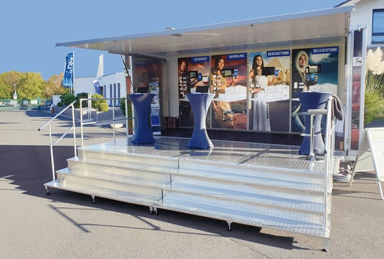 Abbildung des mobilen Eltako Messeanhängers auf einen Parkplatz