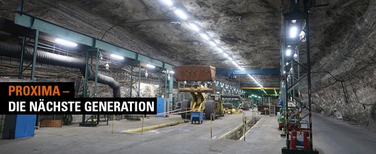 Abbildung einer beleuchteten Industriehalle während des Produktionsprozesses.