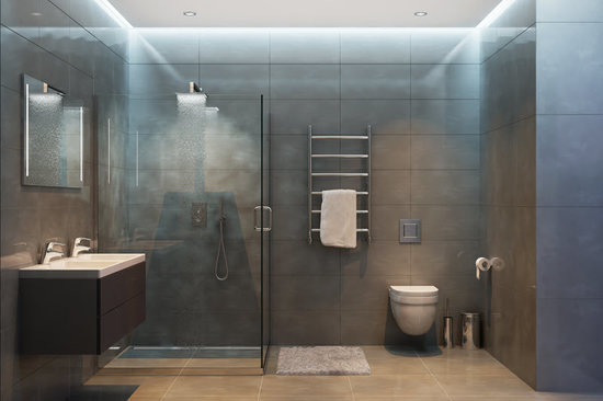 Modernes Badezimmer mit verschiedenen Leuchten.