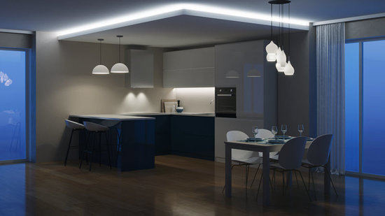 Moderne offene Küche im Esszimmer mit abendlicher Beleuchtung.
