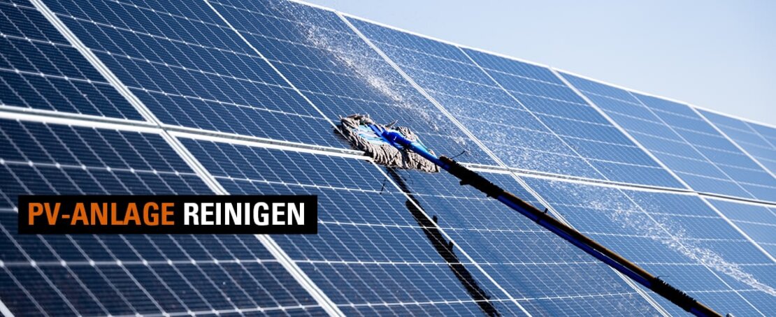 Eine Solarmodulfläche wird mit einem Wischmopp gereinigt.