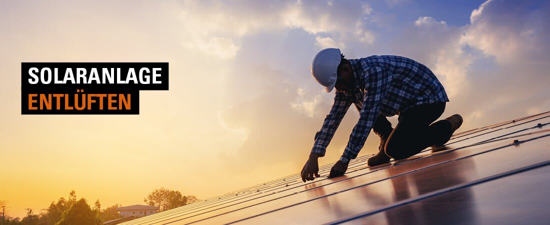 Solarexperte führt auf dem Dach Arbeiten an Solarkollektoren durch.