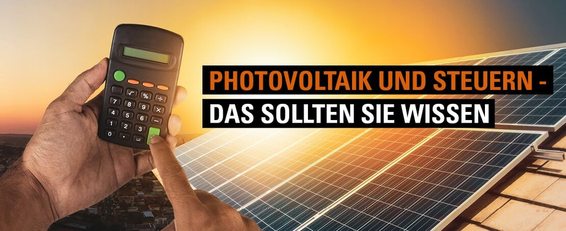 Hände halten Taschenrechner vor Solarmodulen bei aufsteigender Sonne