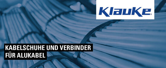 Blaue Kabel gebündelt mit Kabelbindern und Unternehmenslogo von Klauke