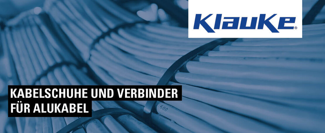 Blaue Kabel gebündelt mit Kabelbindern und Unternehmenslogo von Klauke