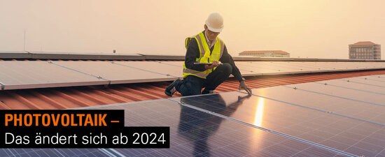 Ein Techniker überprüft die Installation von Solarmodulen auf einem Dach. | © 2022 ME Image/Shutterstock