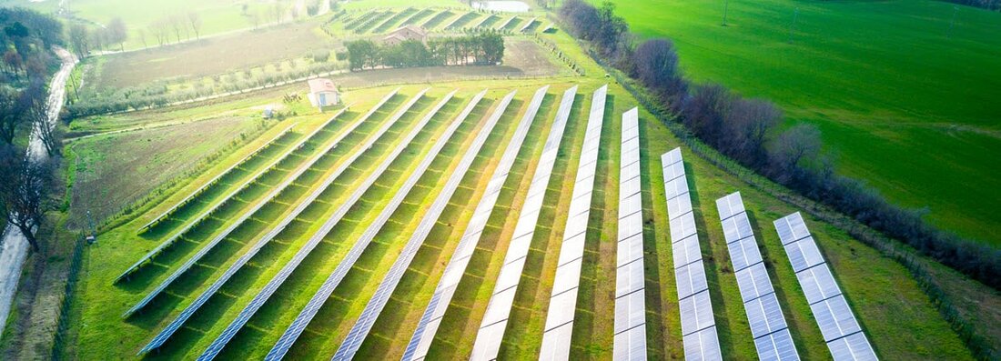 Luftansicht eines Solarparks auf einer grünen Wiese | © 2018 Alessandro Pierpaoli/Shutterstock