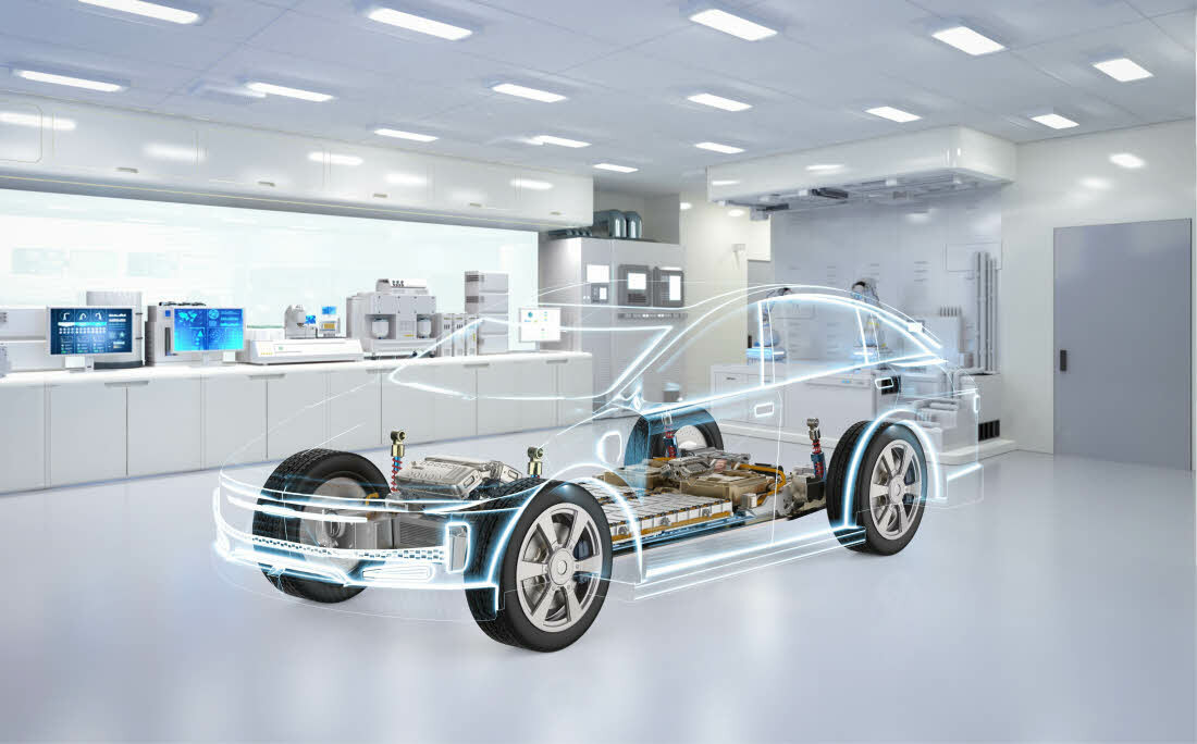 Chassis und Motor mit Antrieb und Rädern eines E-Autos im Labor. | © Phonlamai Photo/Shutterstock.