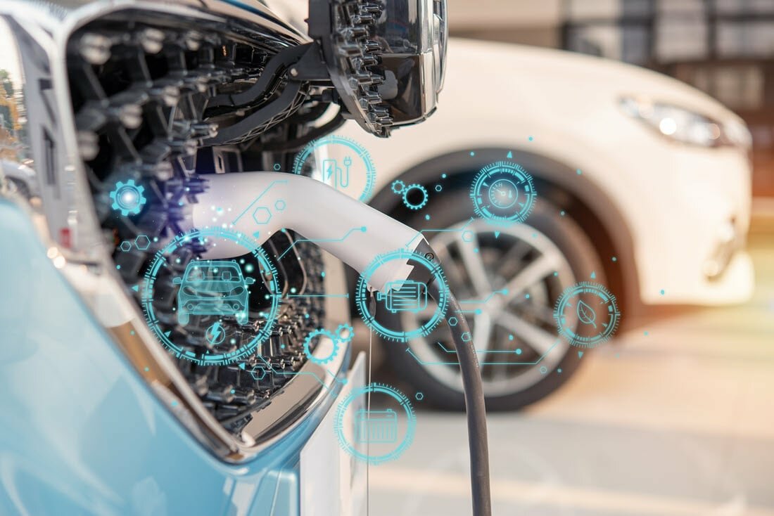Abbildung der Ladevorrichtung eines E-Autos mit eingestecktem Ladekabel. | © 2022 CC7/Shutterstock.