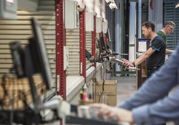 Menschen bei Bedienung von Kardex Schränken | © Hardy Schmitz GmbH