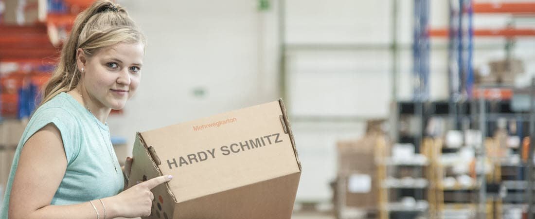Mitarbeiterin im Lager zeigt auf Hardy Schmitz Karton | © Hardy Schmitz GmbH