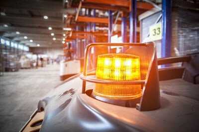 Stapler Leuchte im Vordergrund, verschwommen Lagerregale im Hintergrund | © Hardy Schmitz GmbH