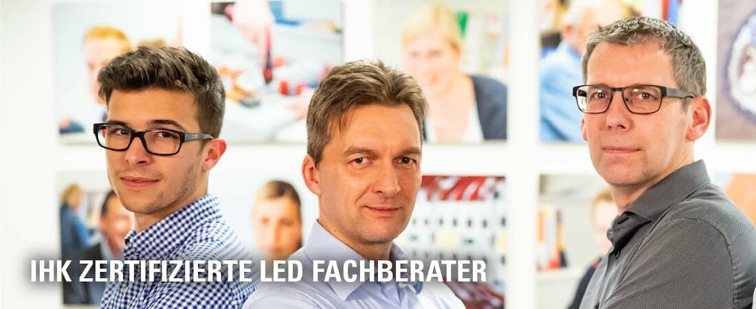 4 Mitarbeiter Lichtmanagement 2 stehen jeweils Rücken an Rücken | © Hardy Schmitz GmbH