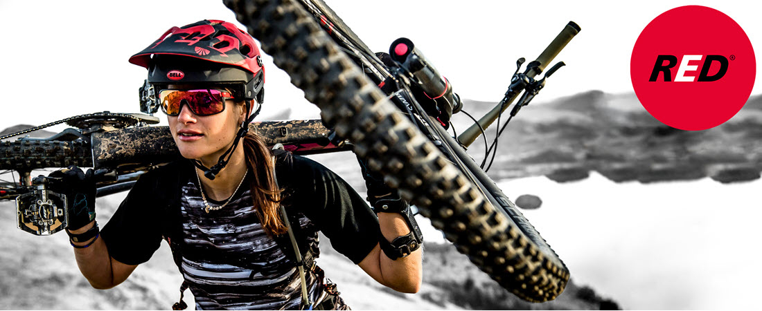 Steffi Marth trägt Mountainbike auf den Schultern