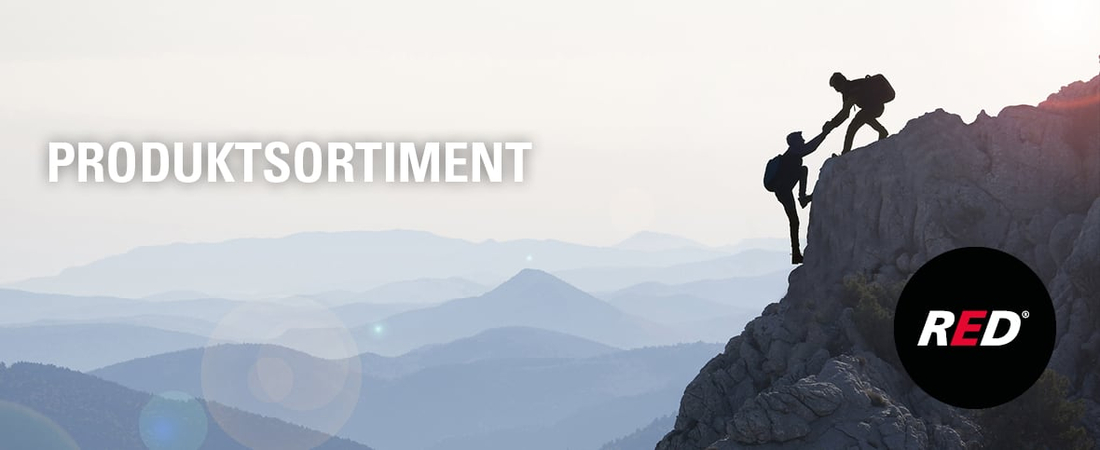 Seitenansicht von zwei Menschen, die einen Berg hoch klettern.