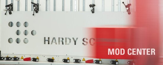 ModCenter während der Bewegung. Platte mit Hardy Schmitz Logo ausgefräst | © Hardy Schmitz GmbH