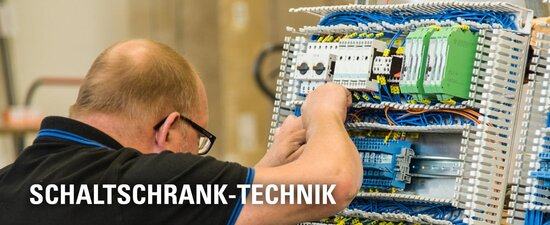 Mitarbeiter beim Verkabeln Schaltschrank | © Hardy Schmitz GmbH
