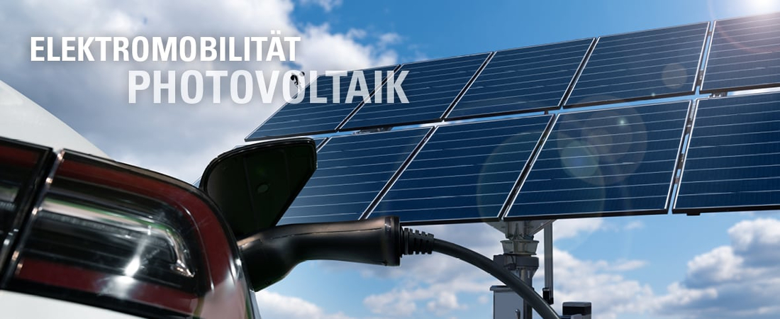 Autos parkend unter einer Photovoltaik Anlage
