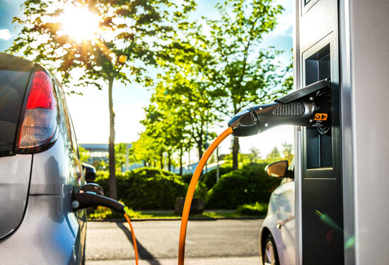 Ein Elektroauto welches gerade an einer Ladestation lädt