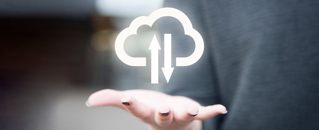 Zwei Hände halten eine Datanorm Cloud in die Höhe | © Hardy Schmitz GmbH