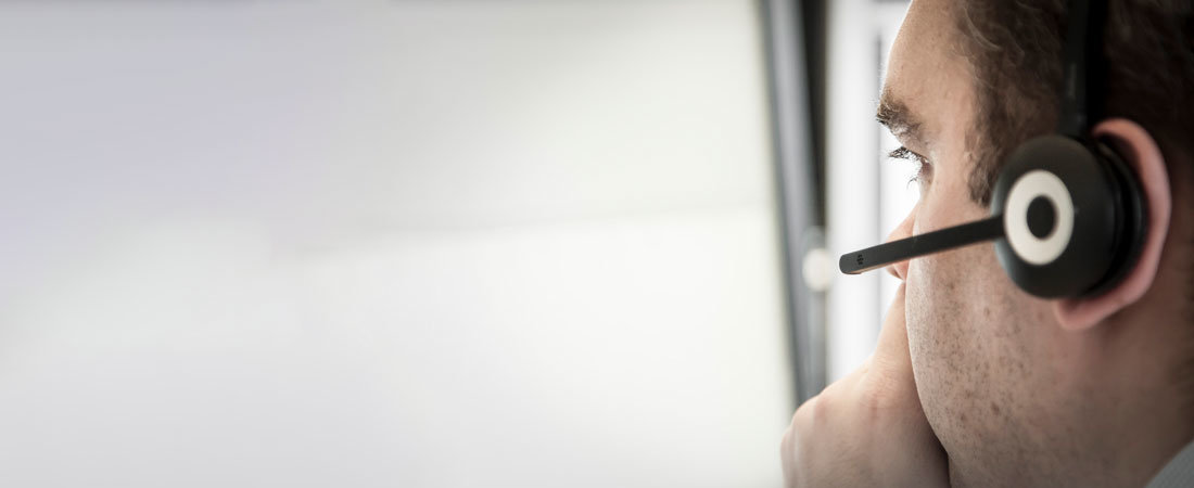 Mann mit Headset guckt auf Bildschirm | © Hardy Schmitz GmbH