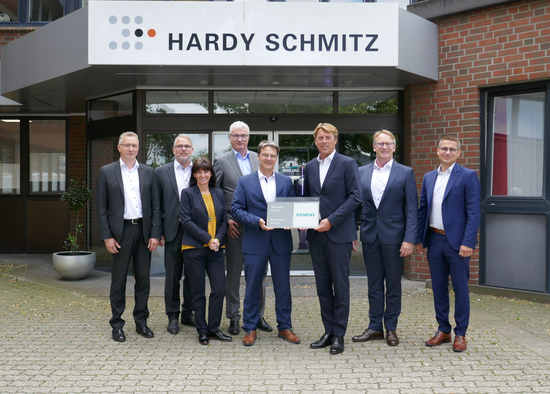 Mitarbeiter von Siemens und HARDY SCHMITZ stehen vor dem Unternehmenseingang von HARDY SCHMITZ